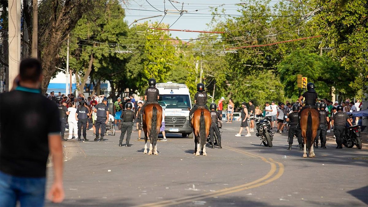 Los graves incidentes que se registraron en la previa del choque entre Gimnasia y Esgrima ante Defensores de Belgrano. Los graves incidentes que se registraron en la previa del choque entre Gimnasia y Esgrima ante Defensores de Belgrano.