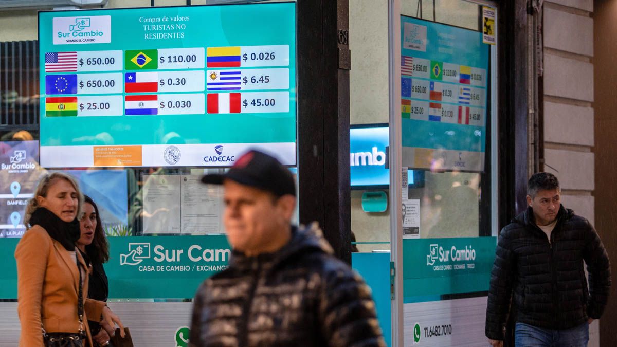 Este viernes descendió por segunda vez el precio del dólar blue. Este viernes descendió por segunda vez el precio del dólar blue.