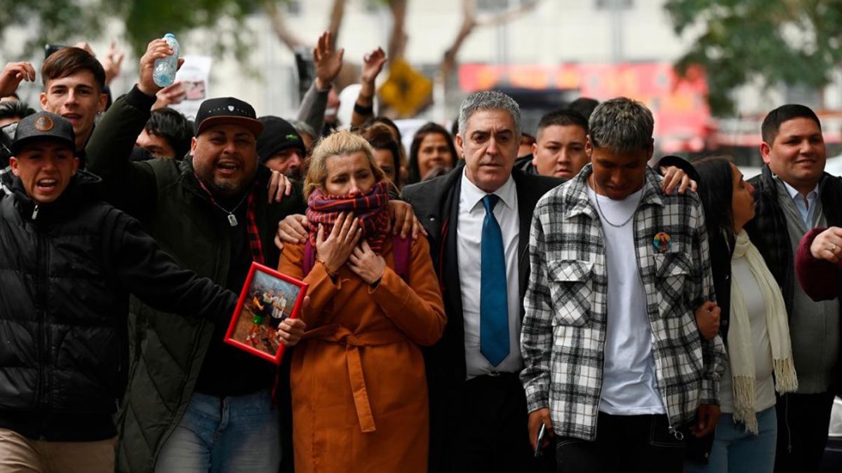 Los familiares y amigos de Lucas González acompañados por el abogado Gregorio Dalbón se manifestaron luego de dictarse las condenas contra los policías