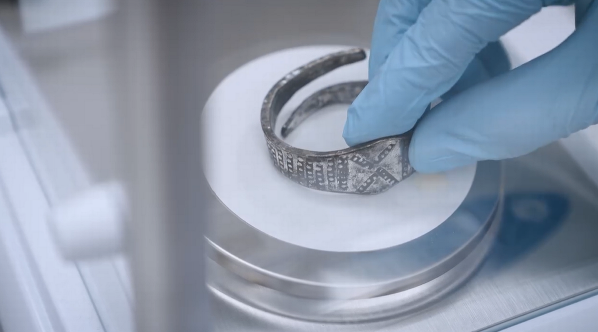 Se cree que se forjaron en alguna parte del sur de Escandinavia, posiblemente Dinamarca, alrededor de los 800 Se cree que se forjaron en alguna parte del sur de Escandinavia, posiblemente Dinamarca, alrededor de los 800