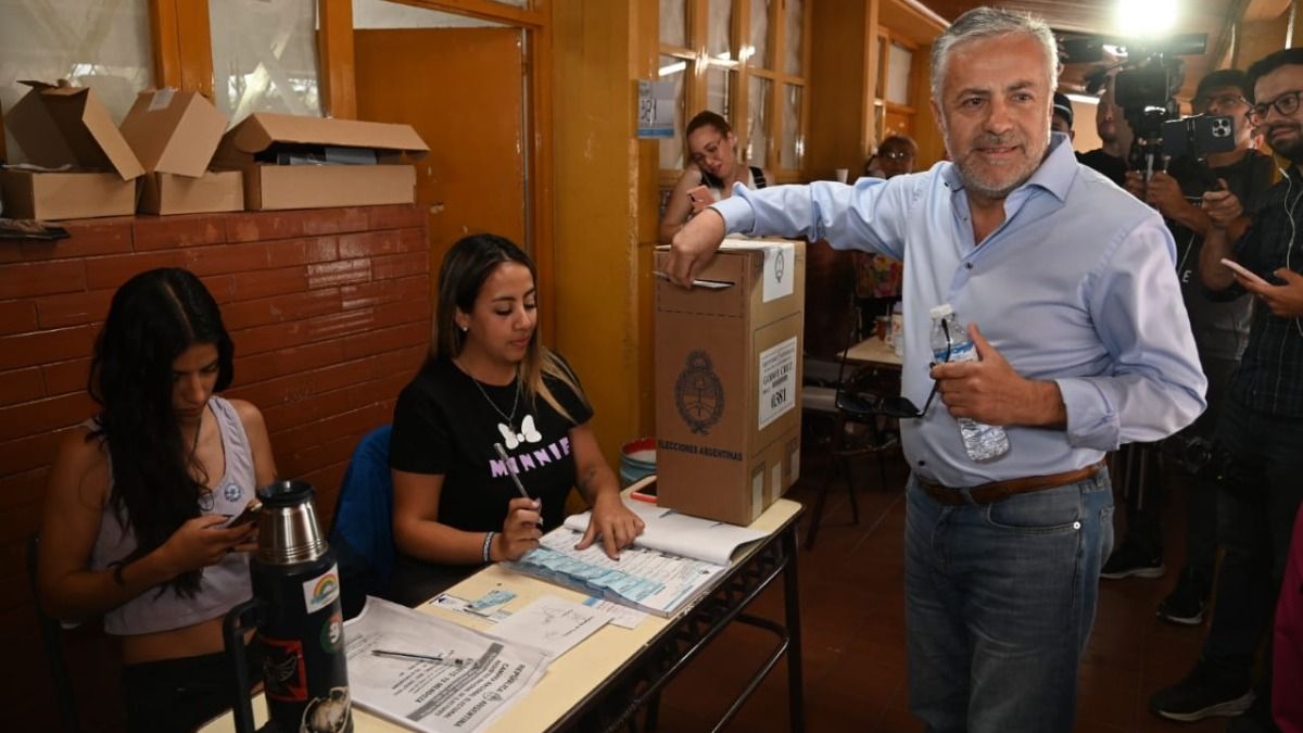 El gobernador electo Alfredo Cornejo a la hora de votar este domingo.