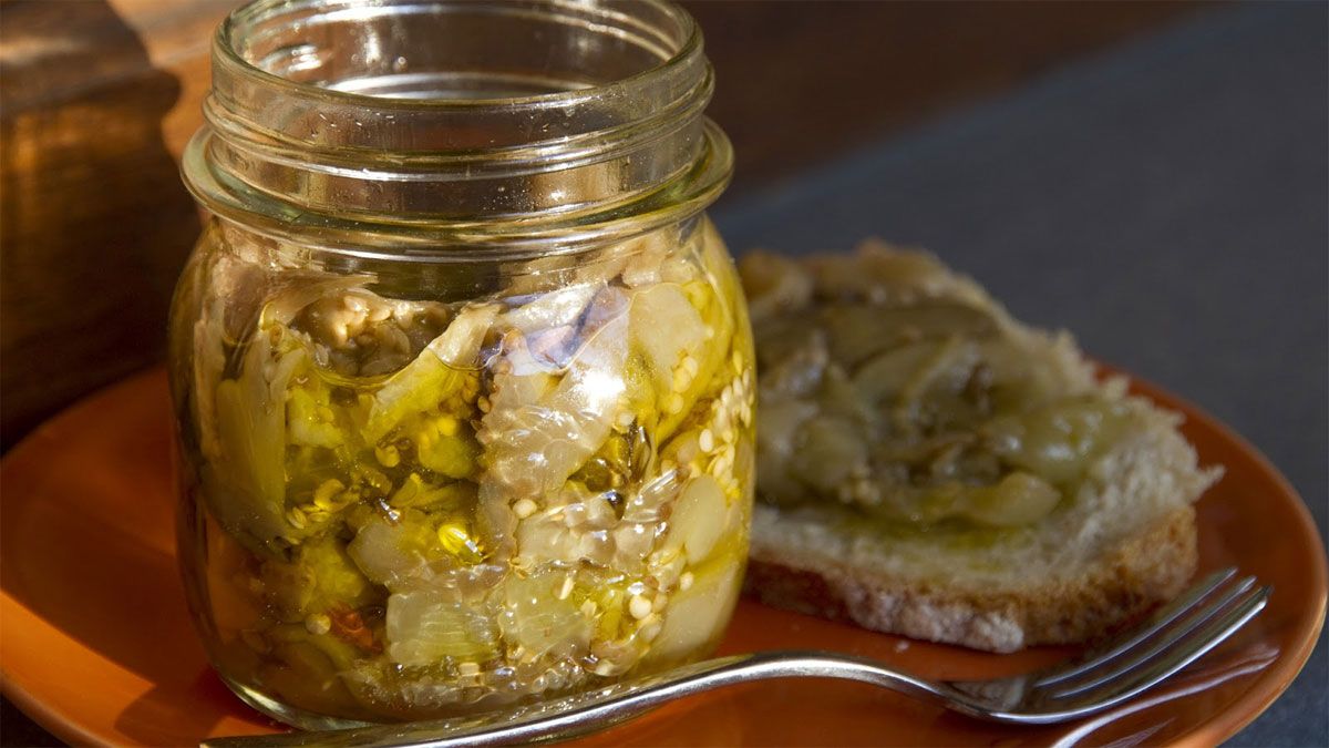 El escabeche de berenjena se realiza con una receta que es muy económica y es súper fácil de elaborar.