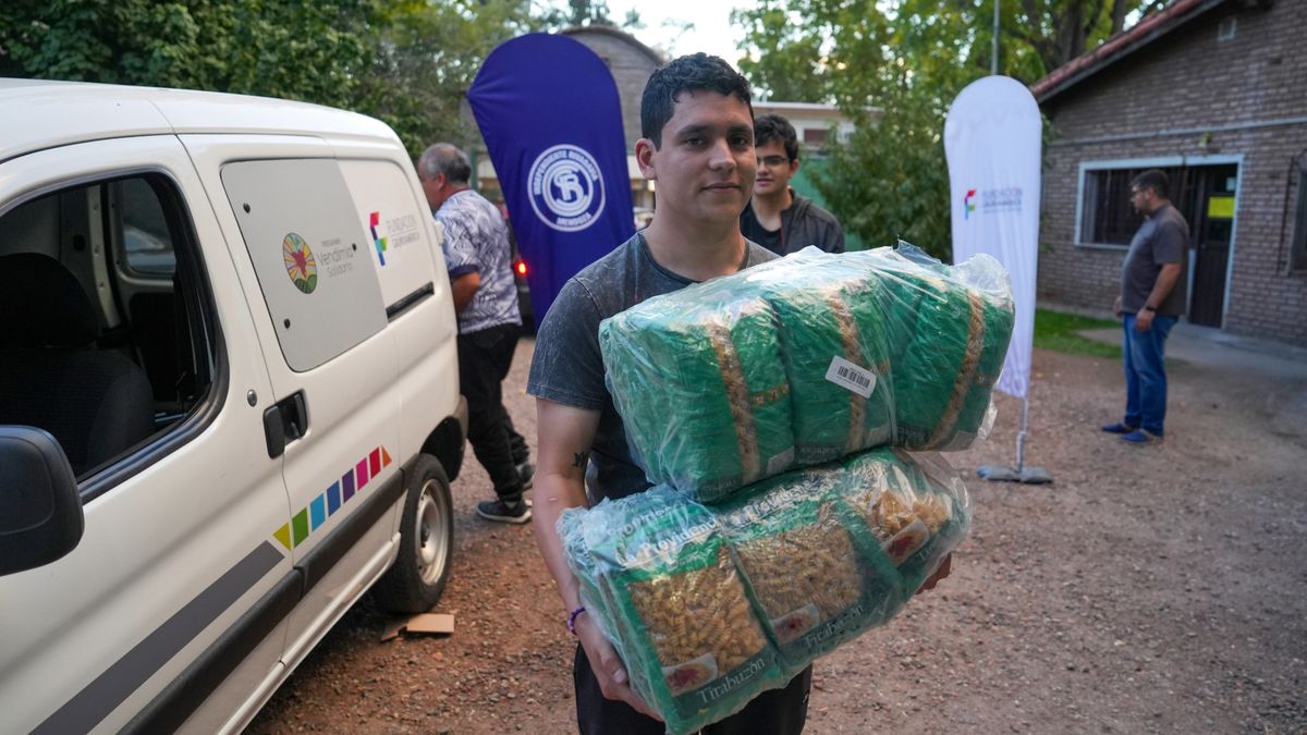 Gracias a la solidaridad de los hinchas de Independiente Rivadavia, Fundación Grupo América entregó a la Pastoral de la Calle más de 30 cajas de alimentos no peredecederos.