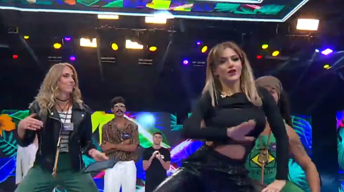 Con transparencias y cut-outs, Evangelina Anderson baila Con transparencias y cut-outs, Evangelina Anderson baila