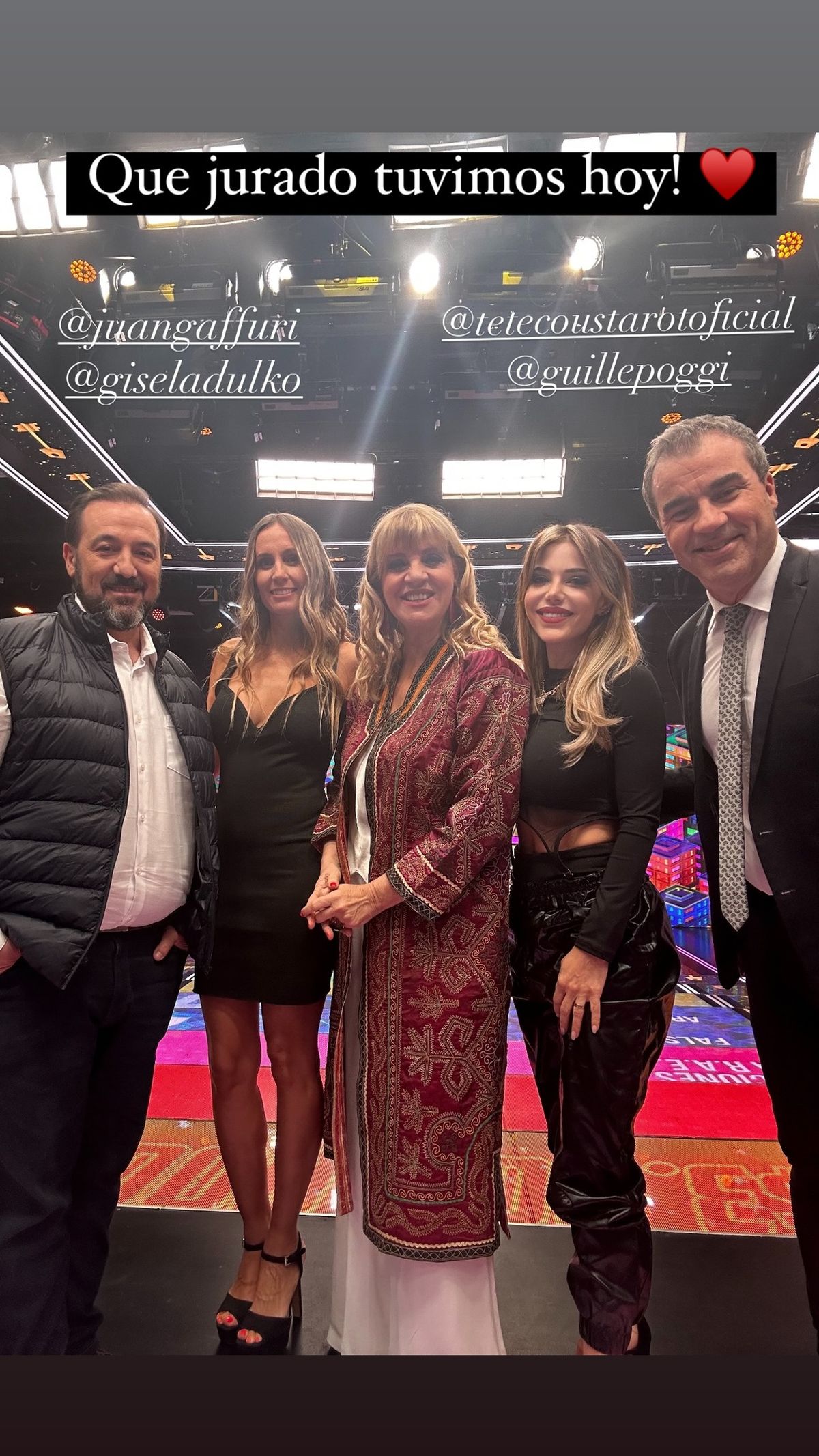 Con transparencias y cut-outs, Evangelina Anderson baila Con transparencias y cut-outs, Evangelina Anderson baila