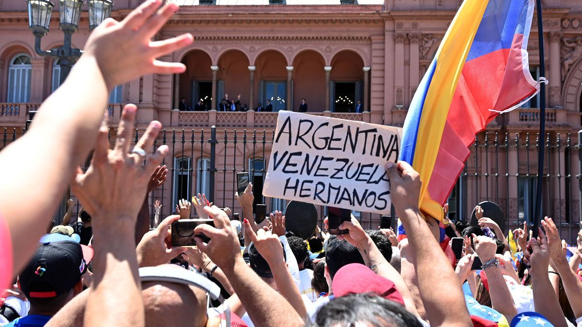 Javier Milei recibió el saludo de decenas de venezolanos que se agolparon este sábado en la Casa Rosada. Javier Milei recibió el saludo de decenas de venezolanos que se agolparon este sábado en la Casa Rosada.