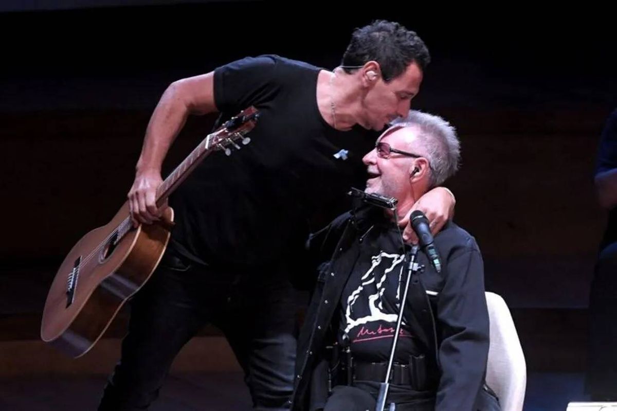 Los músicos Ricardo Mollo y León Gieco participaron del concierto solidario que televisó Canal 9 de Buenos Aires. Los músicos Ricardo Mollo y León Gieco participaron del concierto solidario que televisó Canal 9 de Buenos Aires.