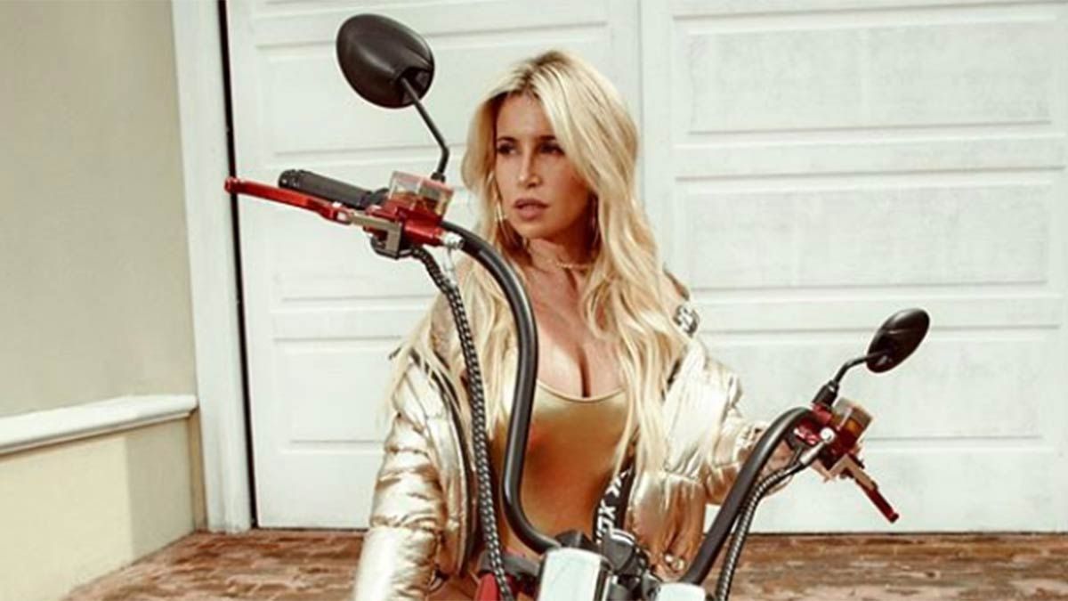 Florencia Peña salió a dar una vuelta en moto por el barrio.