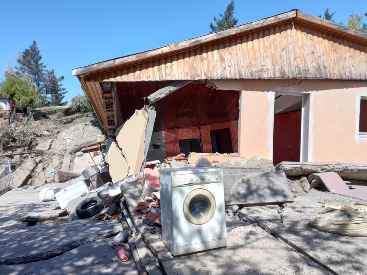 El desplazamiento del Hermitte puso en discusión otra vez el pasivo ambiental petrolero. El desplazamiento del Hermitte puso en discusión otra vez el pasivo ambiental petrolero.