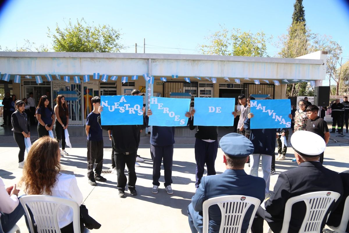 Alumnos de la Escuela 4-146 Américo D’Angelo rindieron homenaje a veteranos de Malvinas. Alumnos de la Escuela 4-146 Américo D’Angelo rindieron homenaje a veteranos de Malvinas.