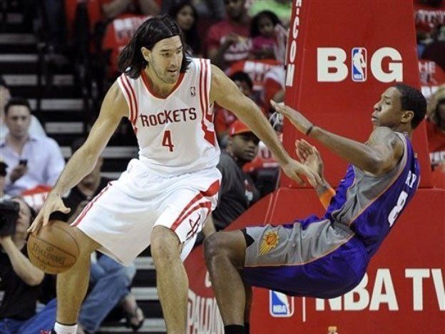 Scola hizo 21 puntos en la dura derrota de Houston ante Phoenix