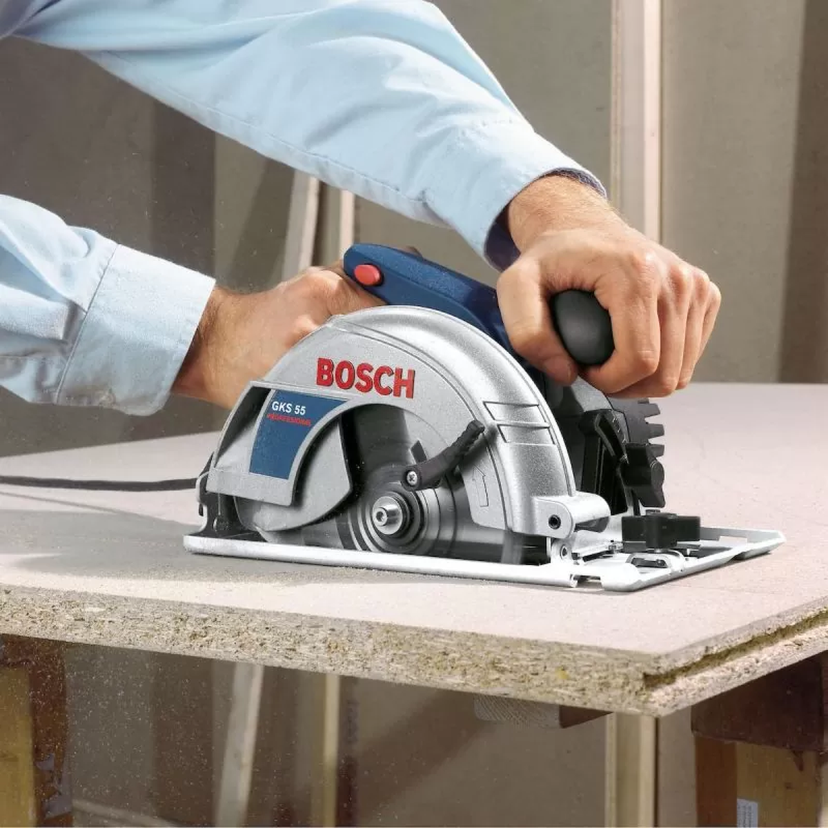 Las sierras circulares son herramientas muy útiles para cortar. Las sierras circulares son herramientas muy útiles para cortar. 