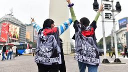 Despidieron al Indio Solari en el Obelisco. El velorio será el domingo en Avellaneda. Foto: Noticias Argentinas. Despidieron al Indio Solari en el Obelisco. El velorio será el domingo en Avellaneda. Foto: Noticias Argentinas.