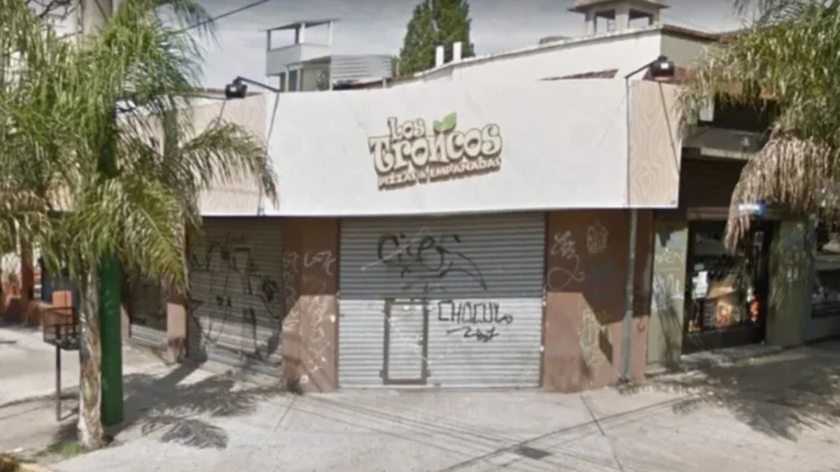 Los delincuentes armados asaltaron la pizzería situada en Ituzaingó, y horas más tarde, uno de ellos apareci{o muerto con un herida de bala en una pierna