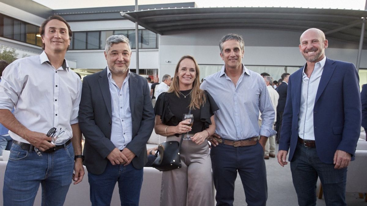 Federico Filice, Federico Medina, Leticia Martinez (Presidente del Colegio de arquitectos), Carlos Fourcafe y Fernando Da Fre. Federico Filice, Federico Medina, Leticia Martinez (Presidente del Colegio de arquitectos), Carlos Fourcafe y Fernando Da Fre.