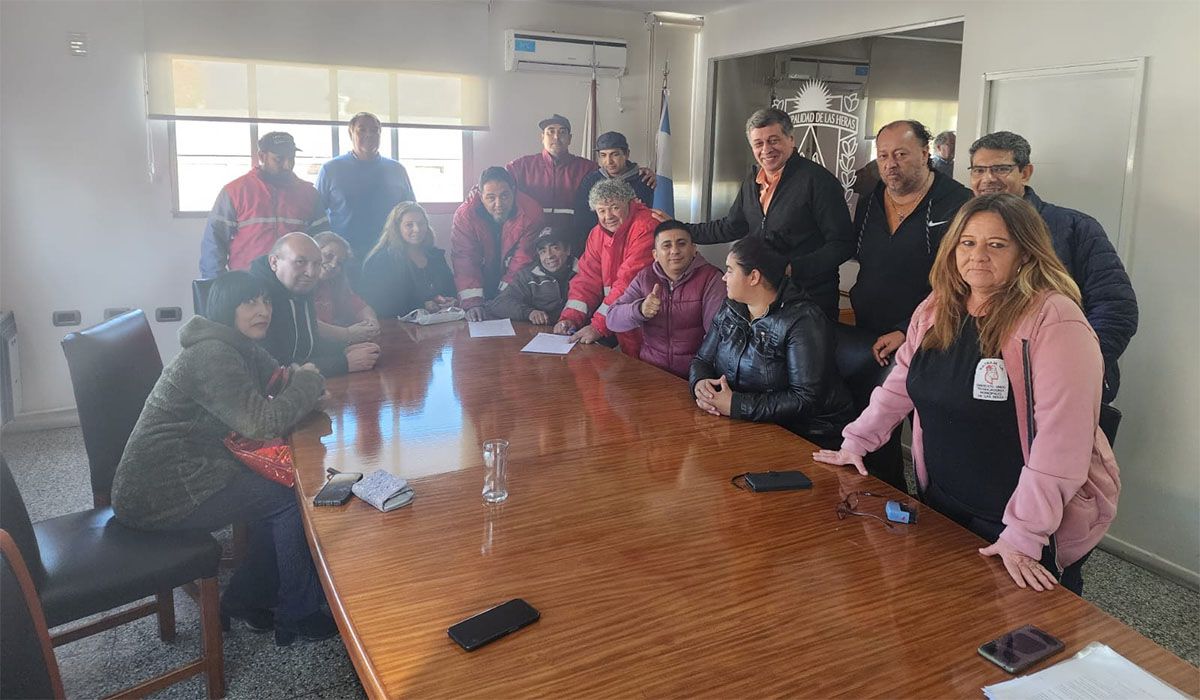 La imagen que posteó Daniel Orozco del día del acuerdo con los empleados municipales por un aumento que supera el 123%.