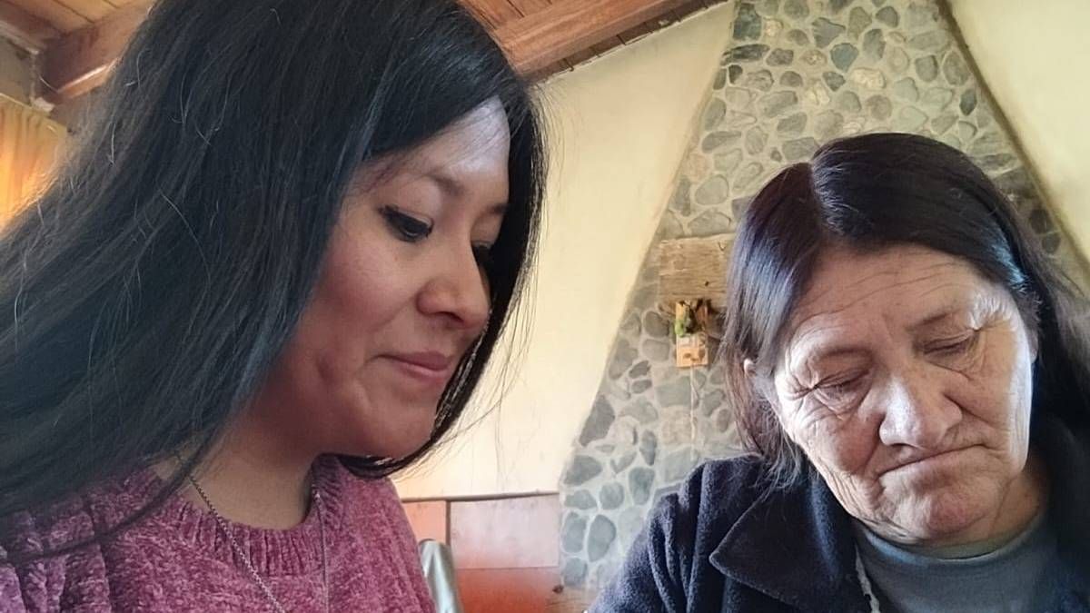 Aprendiendo juntas. Lidia le enseña a Margarita a leer y escribir. Pero Margarita aporta su cultura quechua para que su hija nunca la olvide. Aprendiendo juntas. Lidia le enseña a Margarita a leer y escribir. Pero Margarita aporta su cultura quechua para que su hija nunca la olvide.