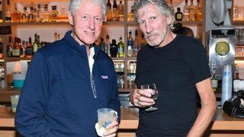 Como Homero: Bill Clinton se fue de parranda con sus amigos rockeros y Hillary debió hacer de niñera