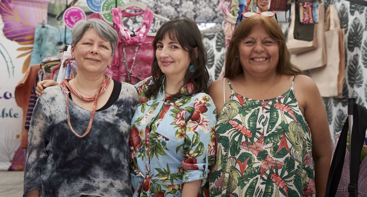 Reciclan telas y plásticos para fabricar ropa, carteras, calzado y bijouterie.