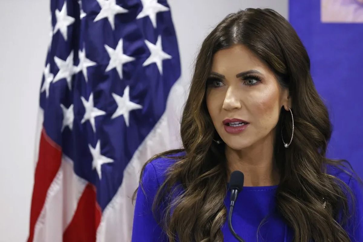 La secretaria de Seguridad Nacional, Kristi Noem, defiende las redadas de ICE en Chicago. La secretaria de Seguridad Nacional, Kristi Noem, defiende las redadas de ICE en Chicago.