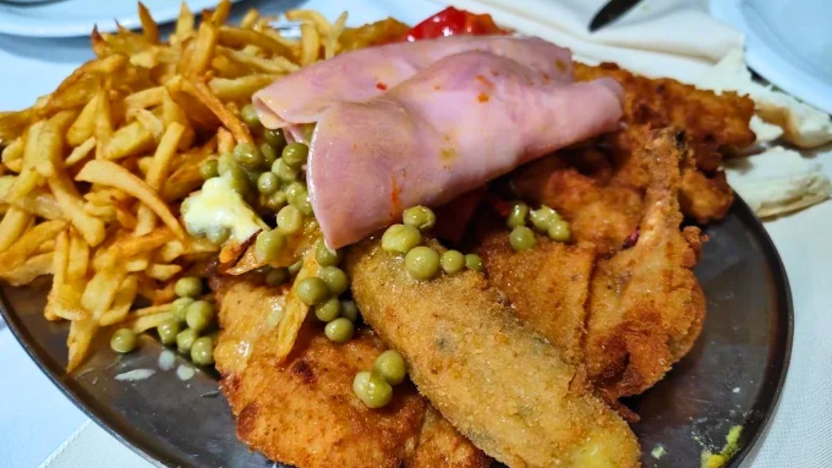 La milanesa con papas fritas es un clásico en este bodegón.