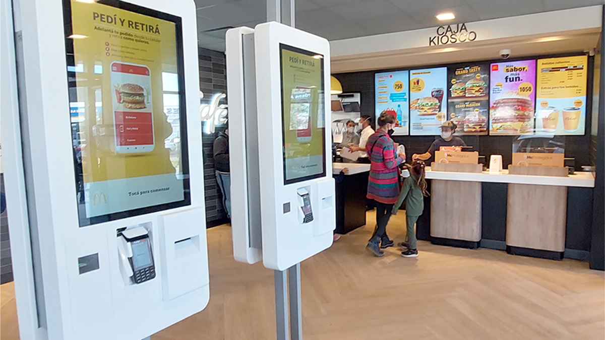 McDonald's cuenta con menú y kioscos digitales.