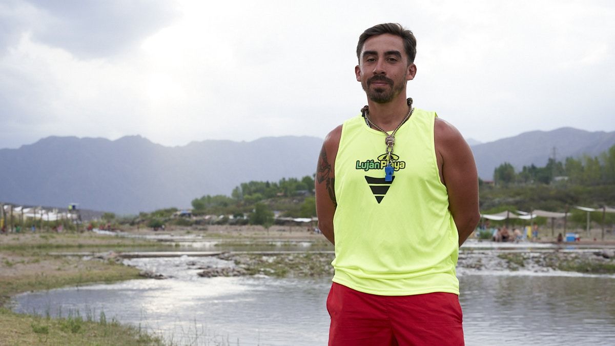 Federico Caccavari está a cargo de la Playita de Luján, además de integrar la asociación civil que nuclea a guardavidas como él.