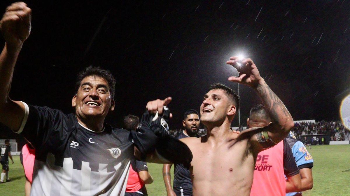 Nicolás Inostroza está con el canchero Gustavo Fuentes bajo la lluvia. Los hinchas de Pacífico festejaron el triunfazo ante Desamparados. Nicolás Inostroza está con el canchero Gustavo Fuentes bajo la lluvia. Los hinchas de Pacífico festejaron el triunfazo ante Desamparados.