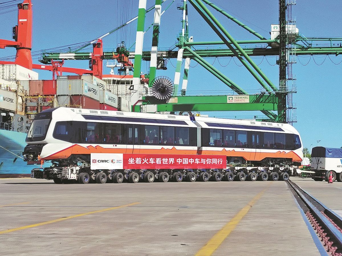 Este tren ligero de nueva energía, uno de los dos enviados a Argentina, fue fabricado por la compañía china CRRC Tangshan. PARA USO DE CHINA DAILY