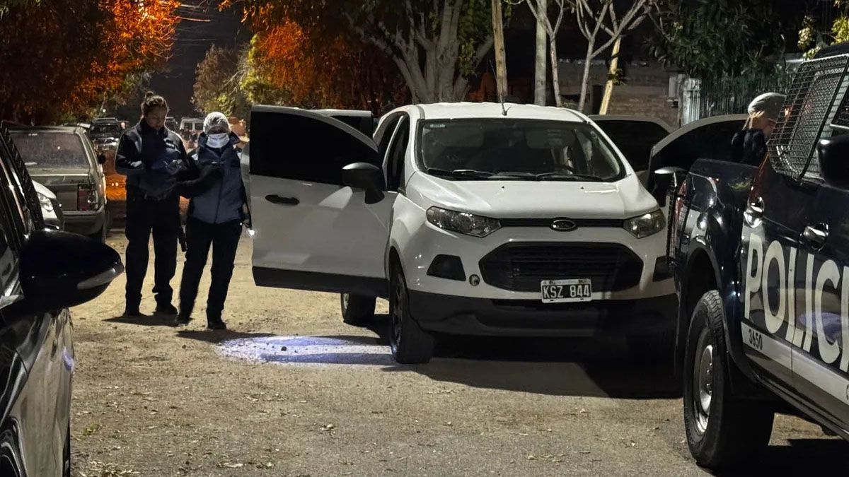 La Policía secuestró una camioneta que fue usada para cometer varios robos. La Policía secuestró una camioneta que fue usada para cometer varios robos.
