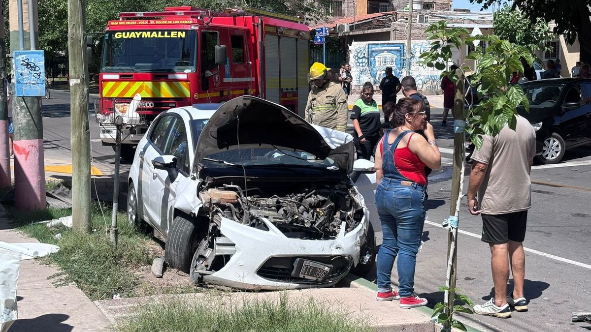El conductor del Ford Fiesta quedó atrapado tras el accidente y fue sacado por los Bomberos de Guaymallén. El conductor del Ford Fiesta quedó atrapado tras el accidente y fue sacado por los Bomberos de Guaymallén.