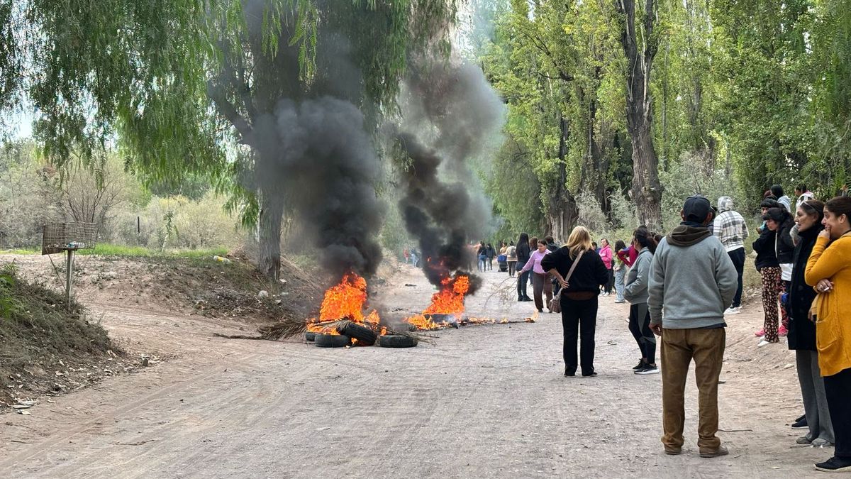 Los vecinos reclamaron Justicia por el secuestro y abuso sexual ocurrido en calle San Ramón, de El Borbollón, Las Heras. Los vecinos reclamaron Justicia por el secuestro y abuso sexual ocurrido en calle San Ramón, de El Borbollón, Las Heras.