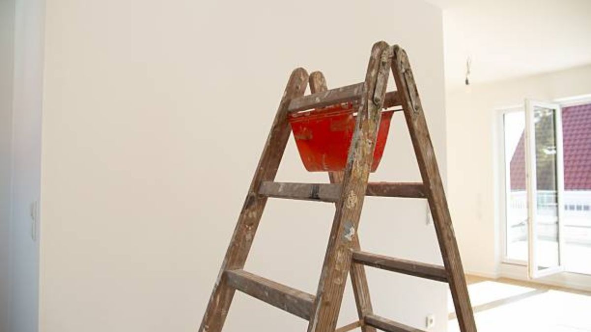 Reciclaje: buscá una escalera vieja y transformala en un hermoso árbol de Navidad vintage