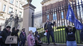 La Universidad de Columbia adopta polémica definición de antisemitismo tras presión de Donald Trump