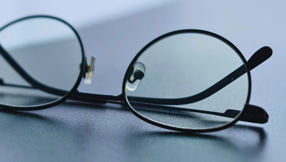 Un truco muy simple y seguro para mantener las almohadillas de los lentes impecables. Un truco muy simple y seguro para mantener las almohadillas de los lentes impecables.