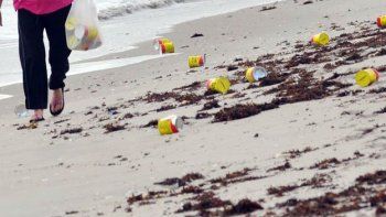 Cientos de latas llenas de café tocan tierra en Florida