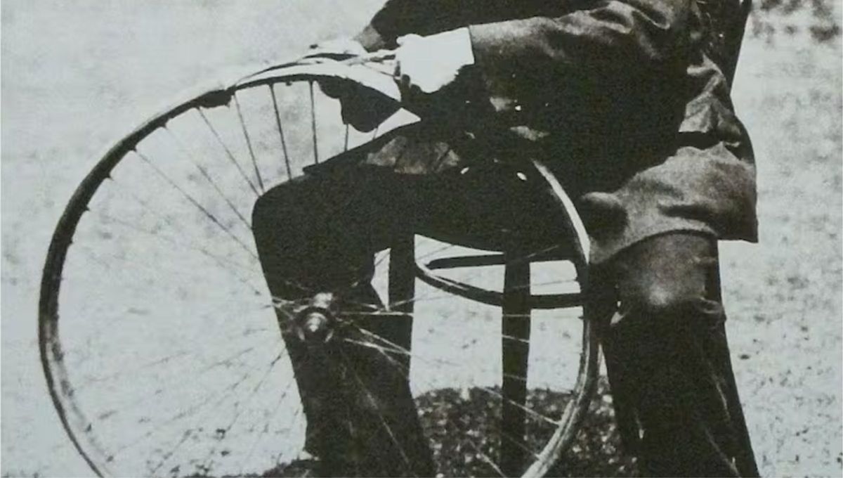 El veterinario John Dunlop creó la primera cámara de aire de la historia y los hermanos Michelin fueron los responsables de varios avances tecnológicos relacionados. El veterinario John Dunlop creó la primera cámara de aire de la historia y los hermanos Michelin fueron los responsables de varios avances tecnológicos relacionados.