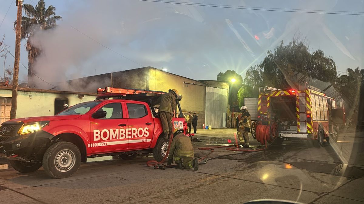 Los Bomberos del Cuartel Central trabajaron en el incendio en una casa de Las Heras. Los Bomberos del Cuartel Central trabajaron en el incendio en una casa de Las Heras.