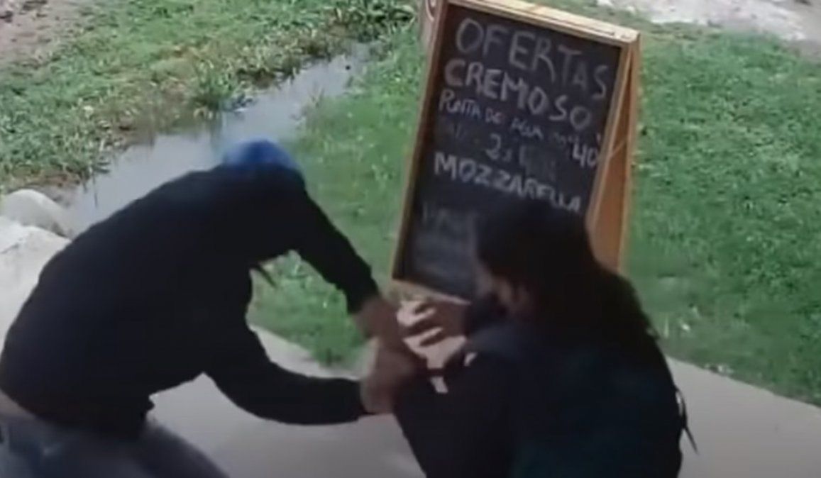 La joven levantaba un pedido de golositas en un kiosko, en Moreno, y fue sorprendida por los motochorros que le robaron el teléfono