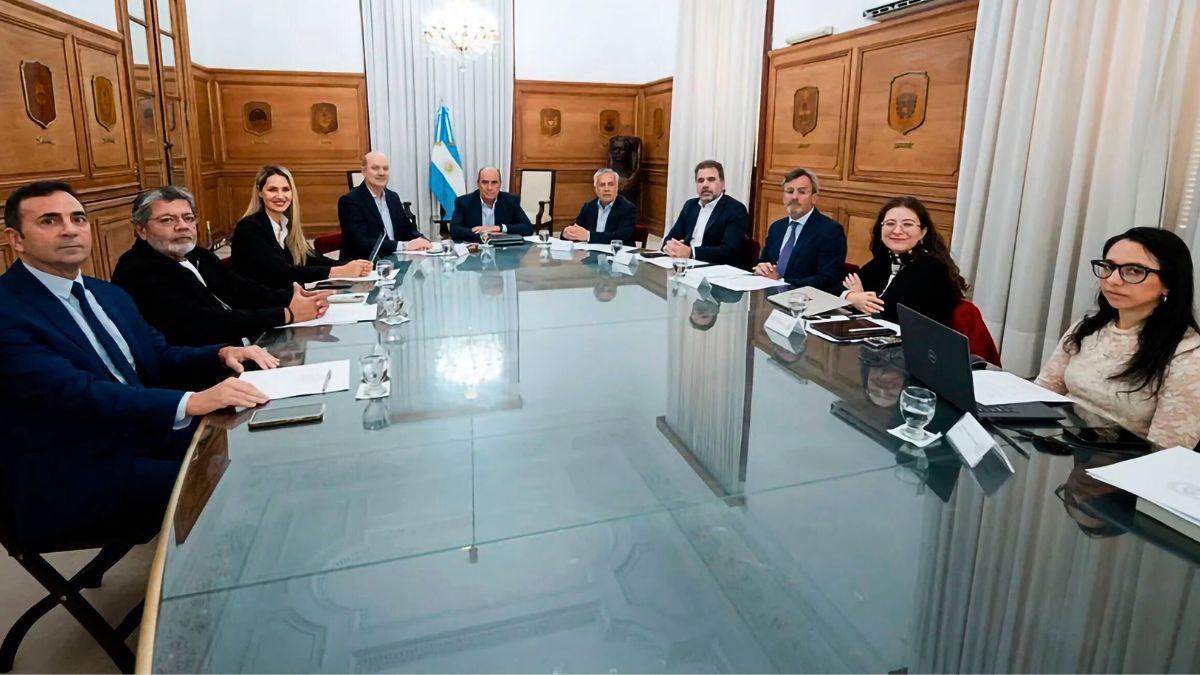 Alfredo Cornejo representó a los gobernadores en la mesa del Consejo de Mayo.