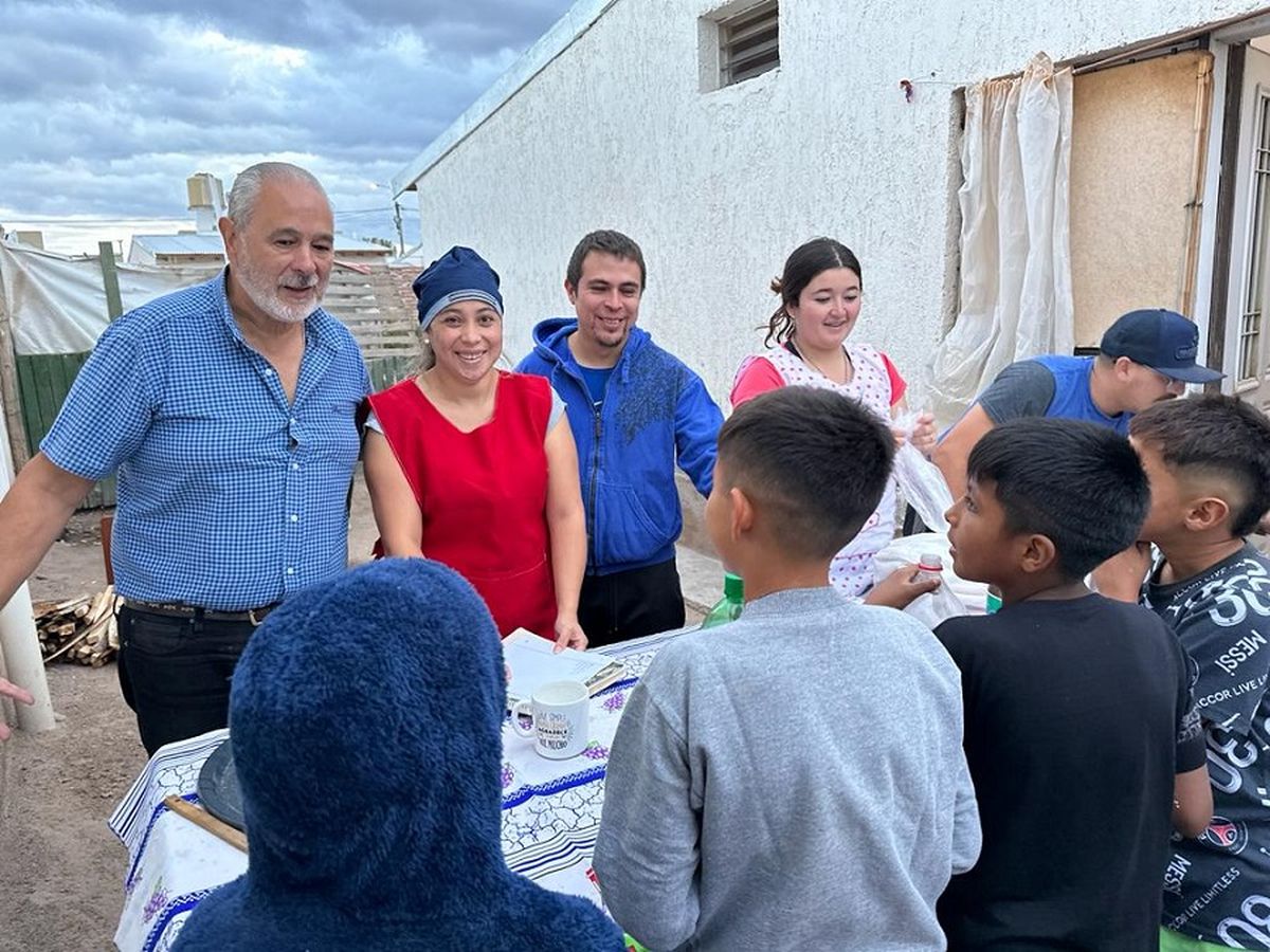 El intendente Alejandro Morillas aseguró que a los contratados que se les dará de baja tendrán capacitación en oficios que les brindará el Ejército. El intendente Alejandro Morillas aseguró que a los contratados que se les dará de baja tendrán capacitación en oficios que les brindará el Ejército.