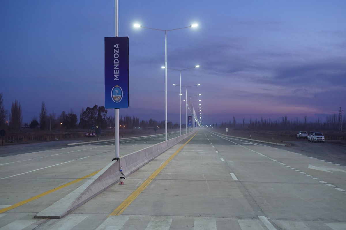 Así luce el primer tramo de la Doble Vía del Este. Consta de oble carril por mano, iluminación central automatizada, rotondas, colectoras, señalización y demarcación, esta primera etapa forma parte de un corredor que, en su trazado final, unirá Rivadavia con el corredor bioceánico del Mercosur.