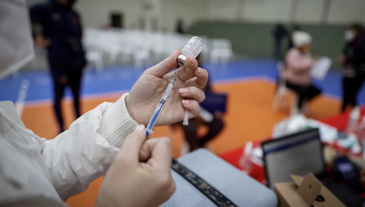 Efectos secundarios. Noruegas dicen que les crecieron los senos con la vacuna Pfizer.