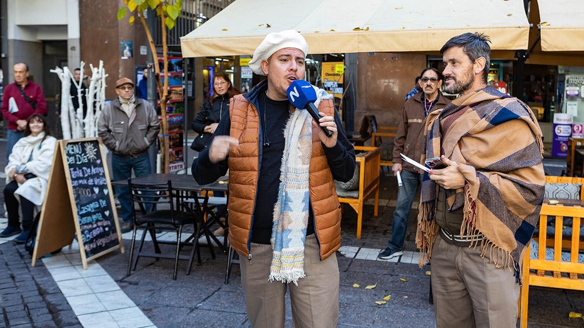 Pablo Gamba y Matías Pascualetti, dos de los movileros de Radio Nihuil, en plena Peatonal Sarmiento. Foto: Cristian Lozano&nbsp;