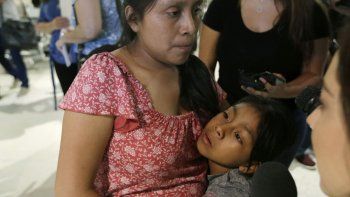 Se reúnen madre e hija separadas por Trump