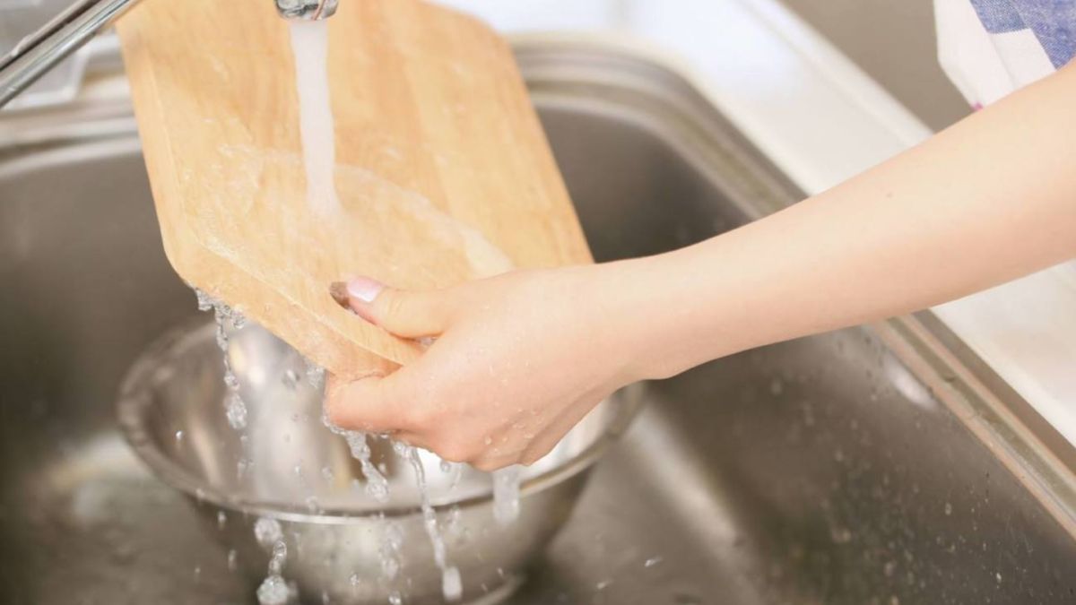 Es importante aplicar distintos trucos para desinfectar correctamente las tablas de cortar.