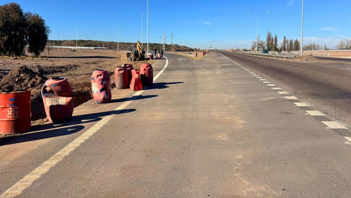 Vialidad Nacional pidió transitar con precaución por los rulos que conectan Ruta 7 y 40 dado que continuarán los trabajos de la Variante Palmira. Vialidad Nacional pidió transitar con precaución por los rulos que conectan Ruta 7 y 40 dado que continuarán los trabajos de la Variante Palmira.