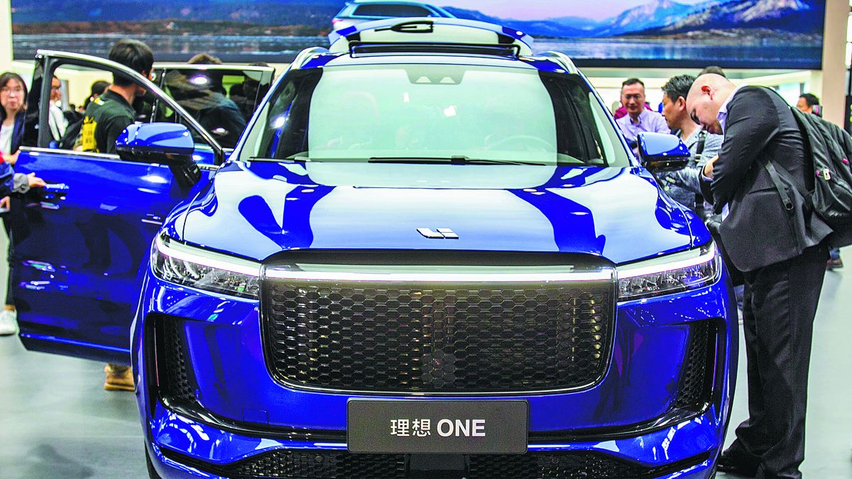 Visitantes inspeccionan un automóvil eléctrico de Li Auto durante una exposición de autos en Shanghai. PARA USO DE CHINA DIARIO