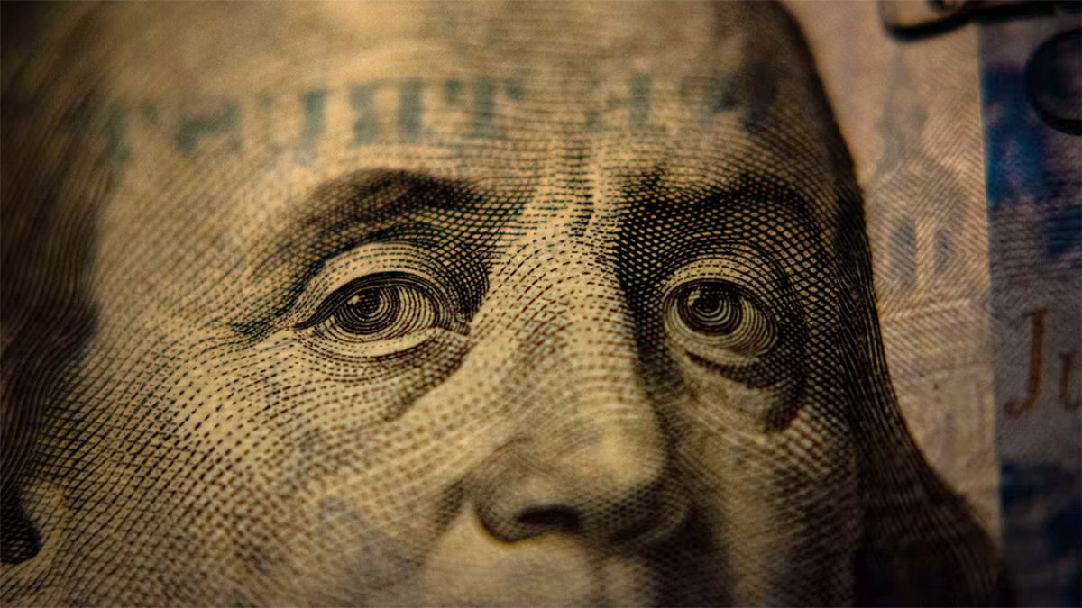 El dólar blue hoy en Mendoza cerró a $278 para la venta y $273 para la compra.