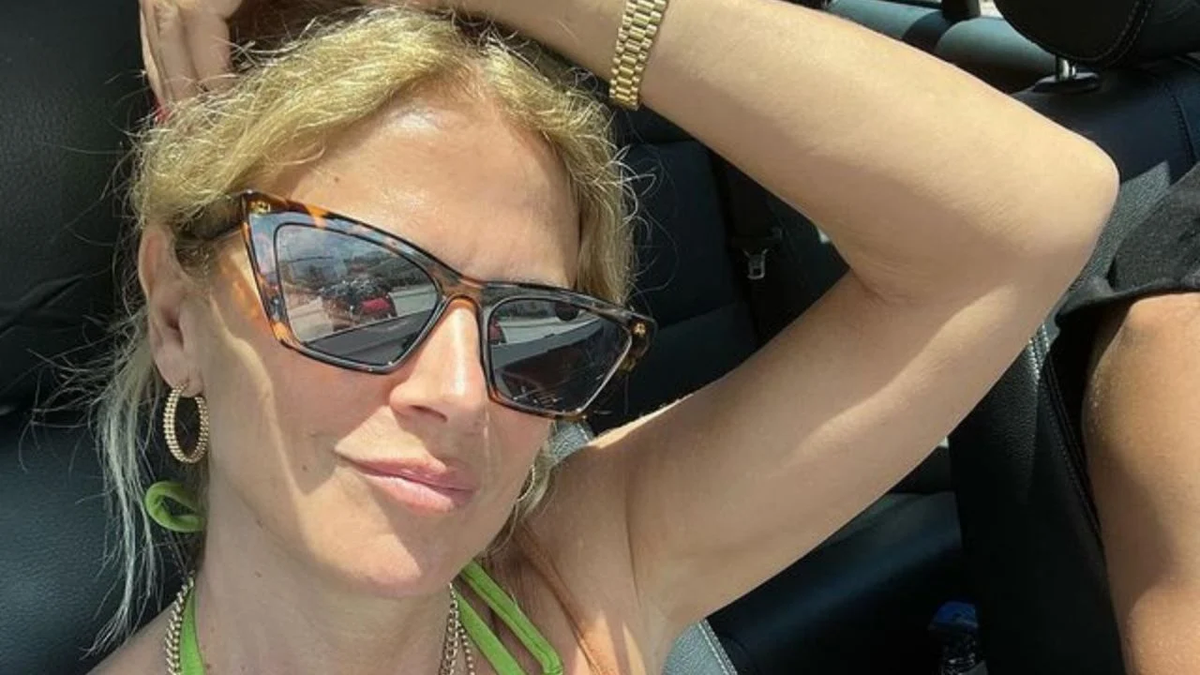 A sus 57 años, Flavia Palmiero marca tendencia off-white con sus shorts ultra XS desde Miami